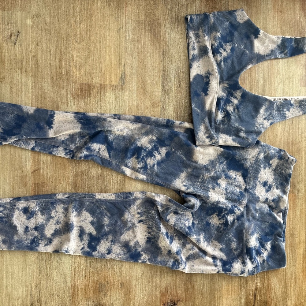 Tie-Dye Blue & Cream Women’s Active Leggings and Sports Bra Set